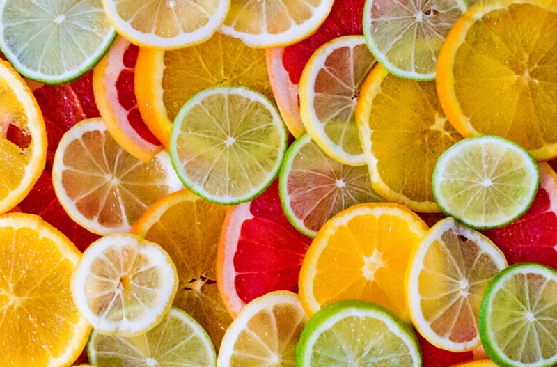 朝の柑橘系フルーツは危ない_タイミングを選んで賢くビタミンCを摂取！_477121049