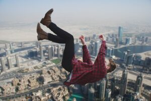 『高いところから落ちる・落下する夢』を見たときの意味・心理とは?